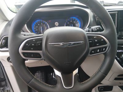 2023 Chrysler Pacifica — photo 12 view
