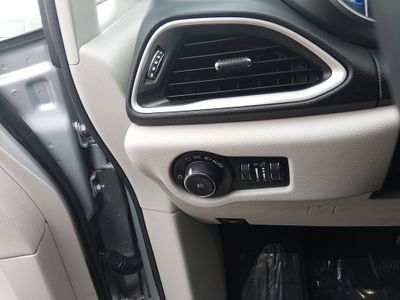 2023 Chrysler Pacifica — photo 13 view