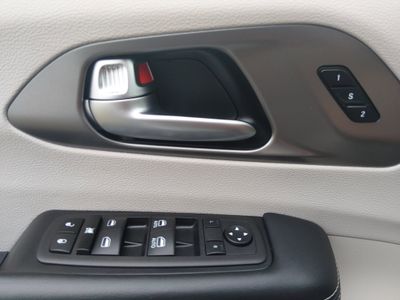 2023 Chrysler Pacifica — photo 19 view