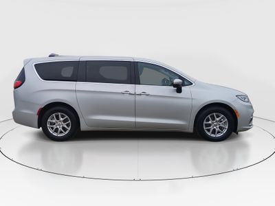 2023 Chrysler Pacifica — photo 8 view