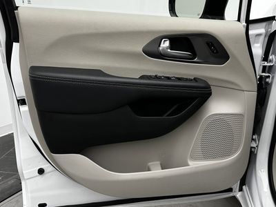 2024 Chrysler Pacifica - Photo 9