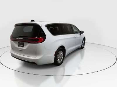 2023 Chrysler Pacifica — photo 7 view