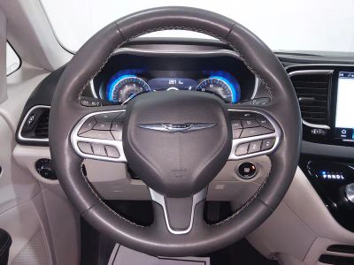 2023 Chrysler Pacifica — photo 12 view