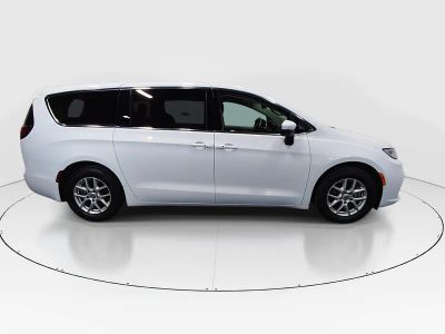 2023 Chrysler Pacifica — photo 8 view