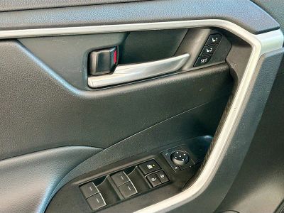 2023 Toyota RAV4 Hybrid — photo 17 view