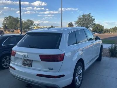 2017 Audi Q7 — interior view