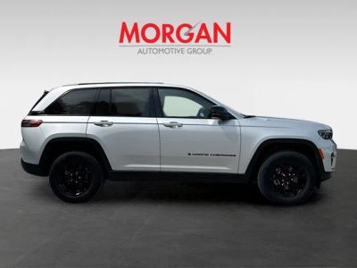2024 Jeep Grand Cherokee — side profile view