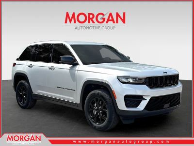 2024 Jeep Grand Cherokee Altitude in Silver Zynith — front three-quarter view