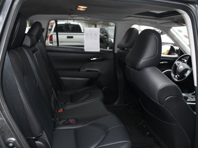 2020 Toyota Highlander - Photo 19