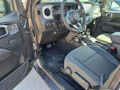 2025 Jeep Wrangler — photo 15 view