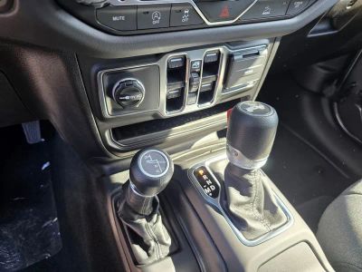 2025 Jeep Wrangler — photo 28 view