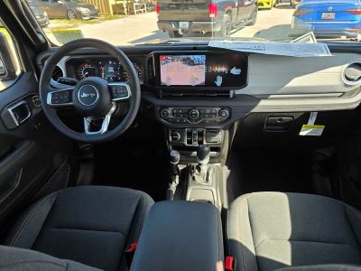 2025 Jeep Wrangler — photo 34 view