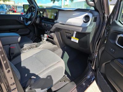 2025 Jeep Wrangler — photo 31 view