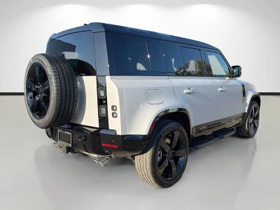 2026 Land Rover Defender 110 — detail view