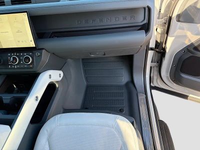 2026 Land Rover Defender 110 — photo 17 view