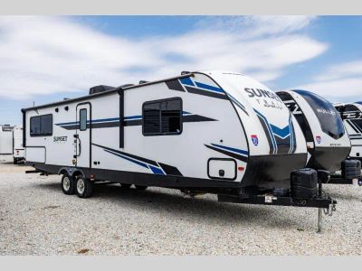 2020 CrossRoads RV Sunset Trail — front three-quarter view