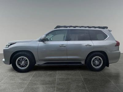 2021 Lexus LX — detail view