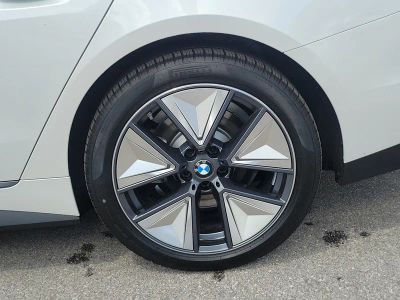 2026 BMW i4 — photo 9 view