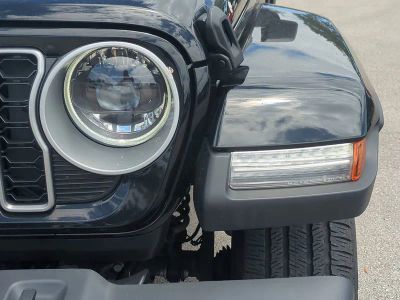 2025 Jeep Wrangler — photo 10 view