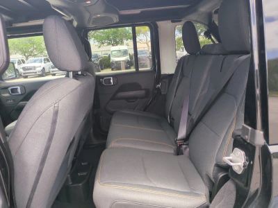 2025 Jeep Wrangler — photo 14 view