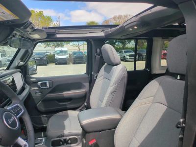 2025 Jeep Wrangler — photo 21 view