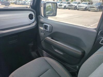 2025 Jeep Wrangler — photo 17 view