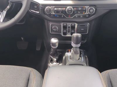 2025 Jeep Wrangler — photo 19 view