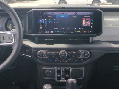2025 Jeep Wrangler — photo 18 view