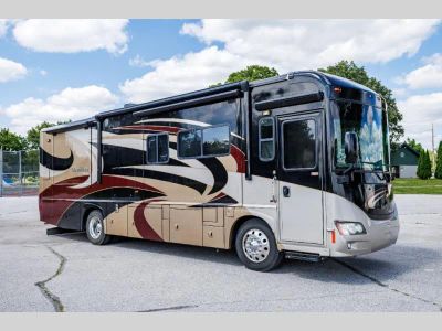 2011 Itasca Meridian V Class — front three-quarter view