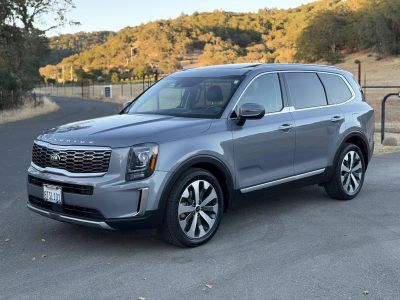 2021 Kia Telluride in Gray — front three-quarter view