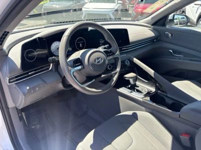 2025 Hyundai Elantra — photo 13 view