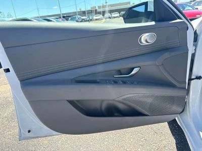 2025 Hyundai Elantra — photo 14 view