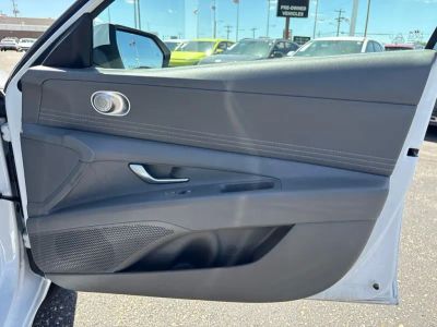 2025 Hyundai Elantra — photo 36 view