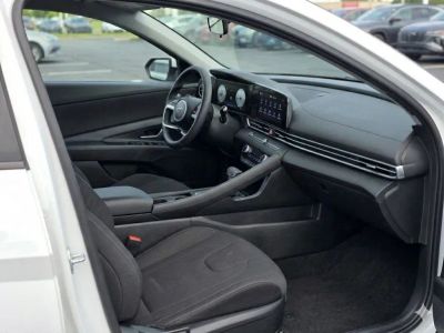 2025 Hyundai Elantra — photo 7 view