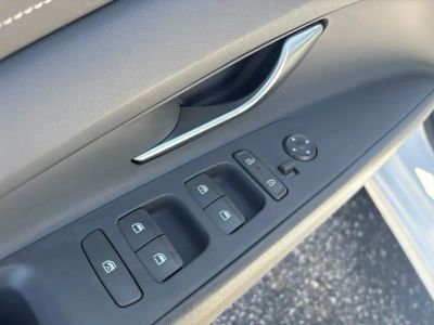 2025 Hyundai Elantra — photo 15 view