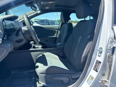 2025 Hyundai Elantra — photo 12 view