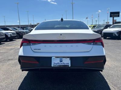 2025 Hyundai Elantra — photo 10 view