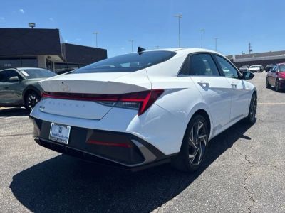 2025 Hyundai Elantra — photo 9 view