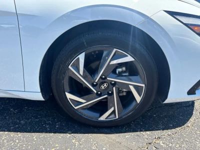 2025 Hyundai Elantra — photo 8 view