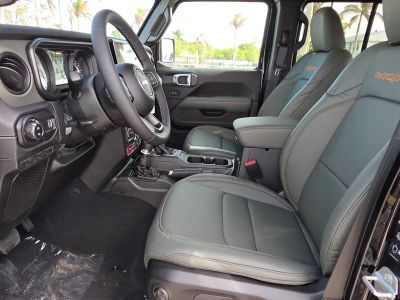 2026 Jeep Gladiator — photo 12 view