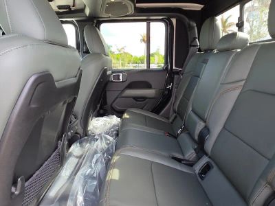 2026 Jeep Gladiator — photo 8 view