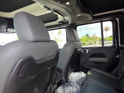 2026 Jeep Gladiator — photo 9 view