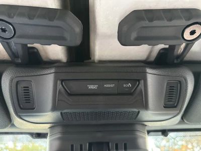 2025 Jeep Wrangler — photo 17 view
