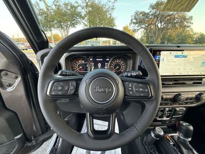 2025 Jeep Wrangler — photo 14 view
