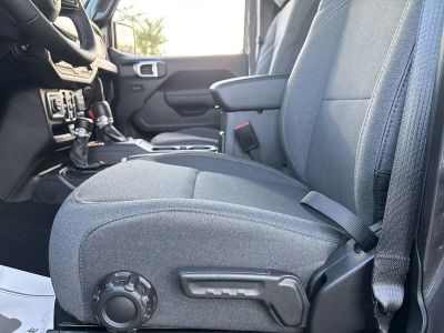 2025 Jeep Wrangler — photo 12 view