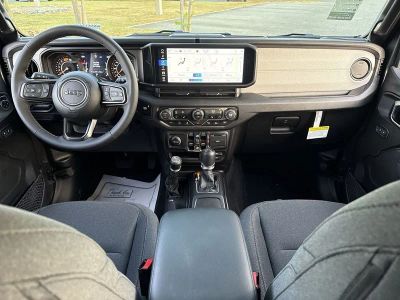 2025 Jeep Wrangler — photo 26 view