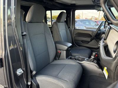 2025 Jeep Wrangler — photo 27 view