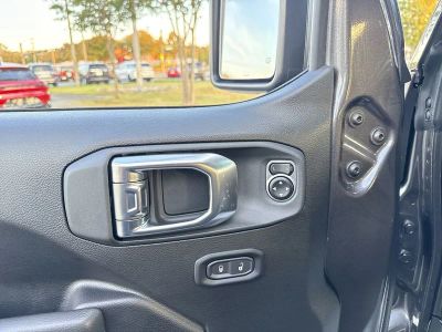 2025 Jeep Wrangler — photo 13 view