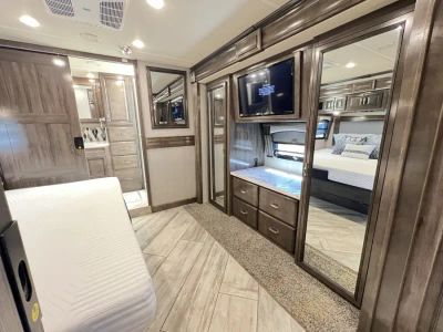 2021 Fleetwood DISCOVERY - Photo 19
