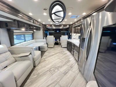 2021 Fleetwood DISCOVERY - Photo 3